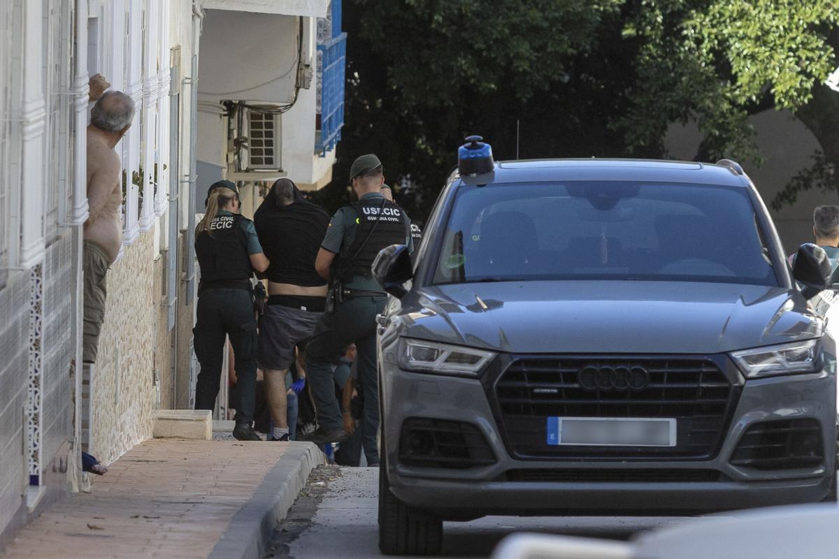 La Guardia Civil registra el domicilio del detenido por el doble crimen de Mijas