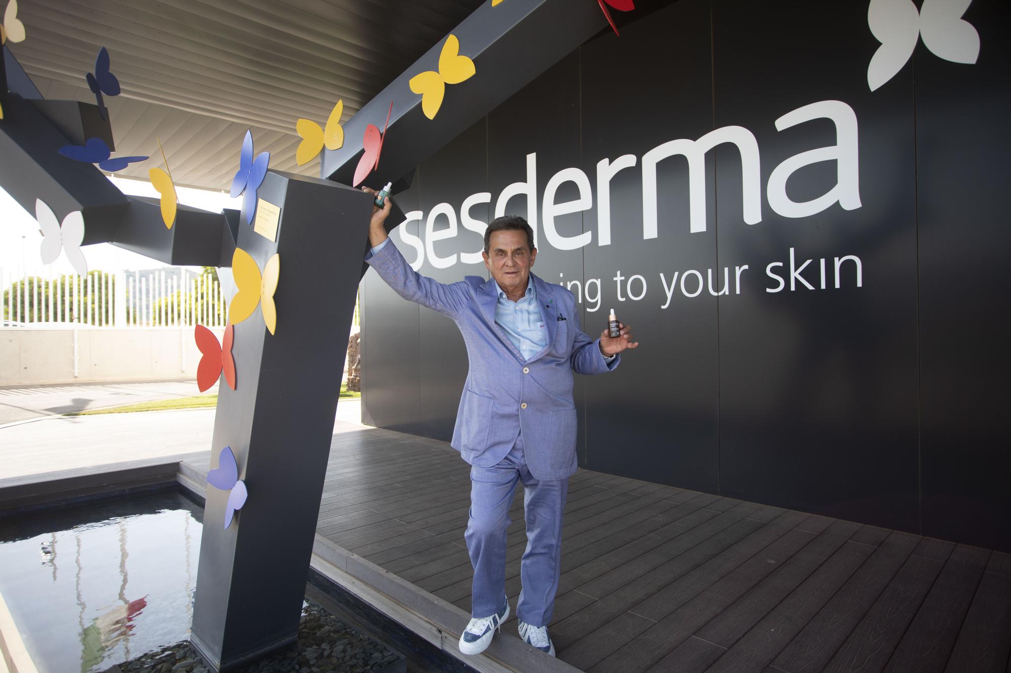 El doctor Gabriel Serrano, en la sede central de Sesderma en Puçol