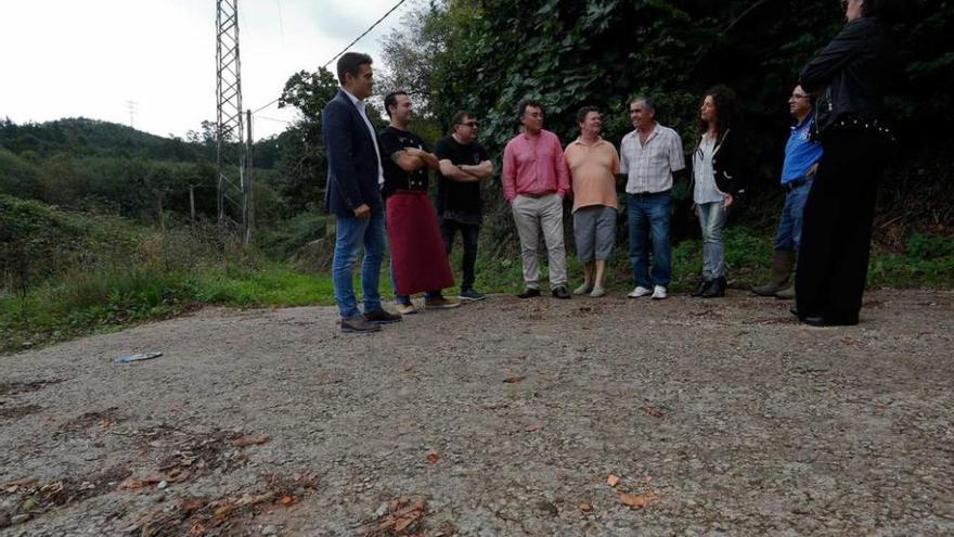 A la izquierda, Pedro de Rueda, ayer, con un grupo de vecinos de La Plata.