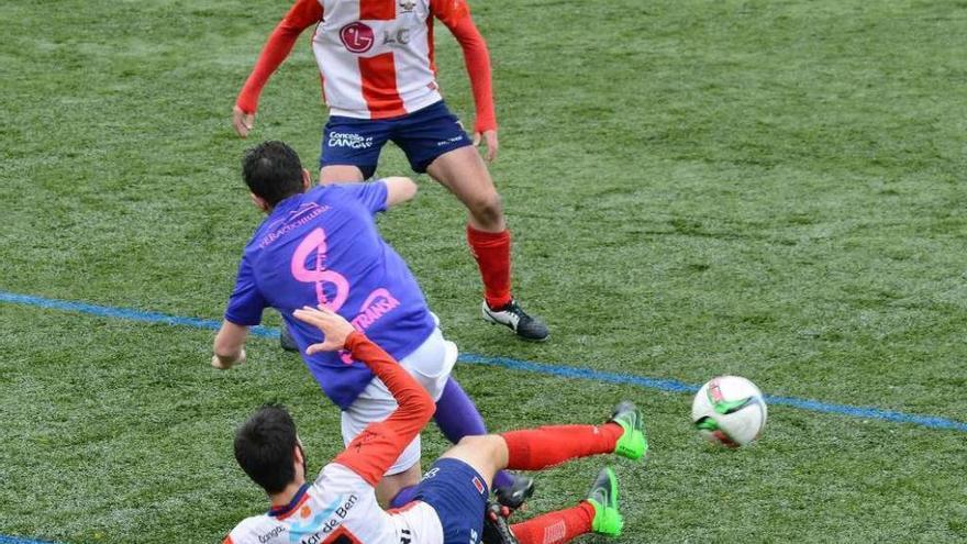 Un jugador del Alondras derriba a otro del Verín durante el partido de ayer. // Gonzalo Núñez