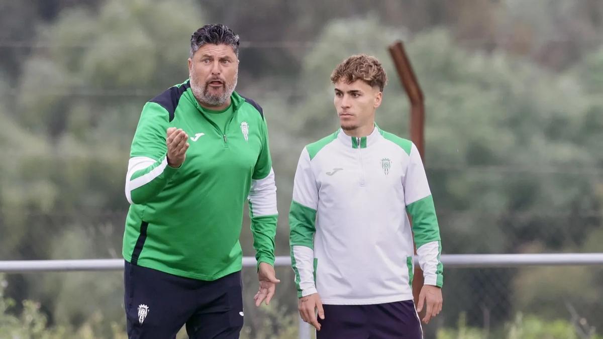 Diego Tristán da instrucciones en un entrenamiento.