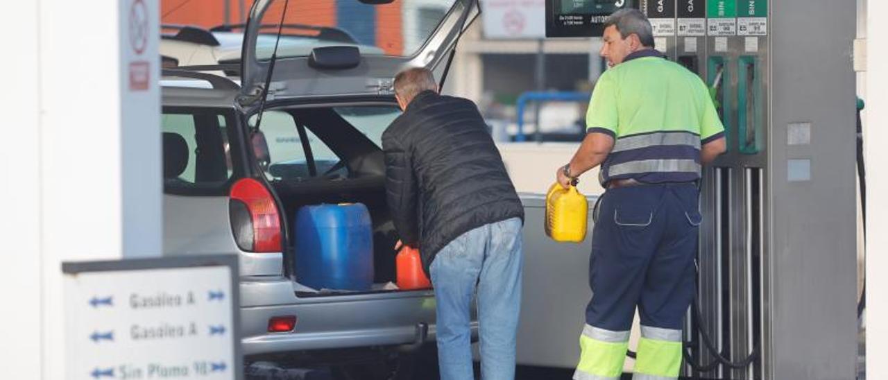 Colas y garrafas en las gasolineras asturianas antes del fin del descuento