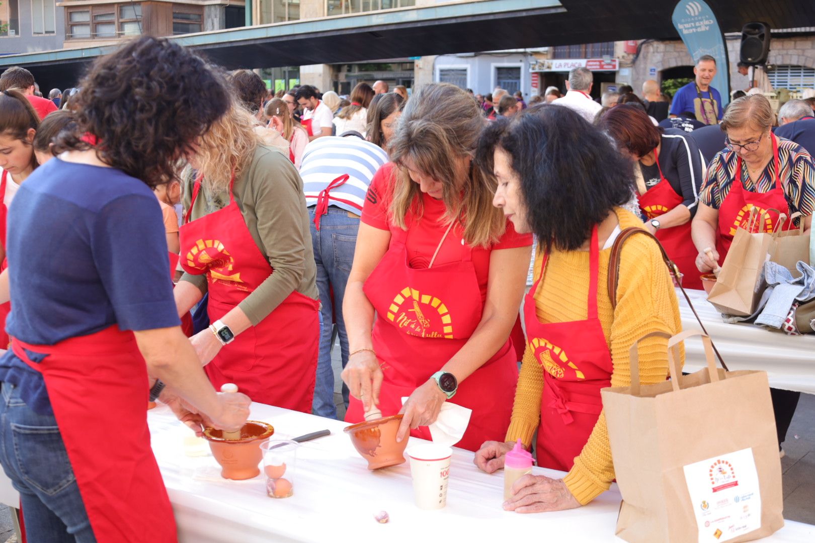 FOTOGALERÍA I Las imágenes de la Nit de la Xulla y del encuentro de elaboración de allioli de las fiestas de Vila-real