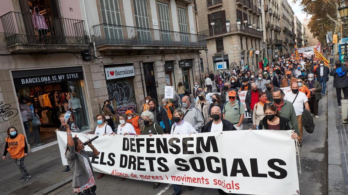 Los pensionistas recorren las calles de Barcelona exigiendo que las pensiones se blinden en la Constitución