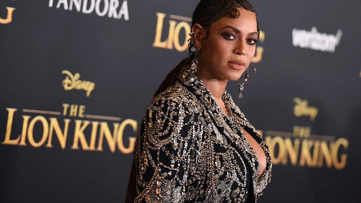 Beyoncé elige un look con el que deslumbra en el estreno de 'El Rey León'