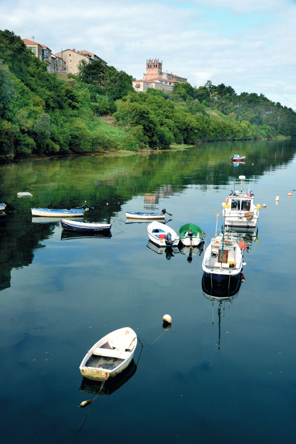 San Vicente de la Barquera y su ría con la iglesia de Nuestra Señora de los Ángeles y el casco antiguo.