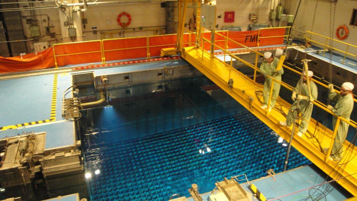 Imagen de archivo de una recarga en la nuclear cacereña.