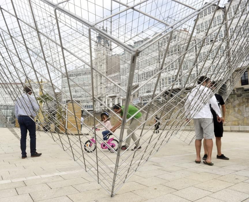 La exposición 'Ao carón do mar' reúne obras de cinco escultores en la dársena de La Marina