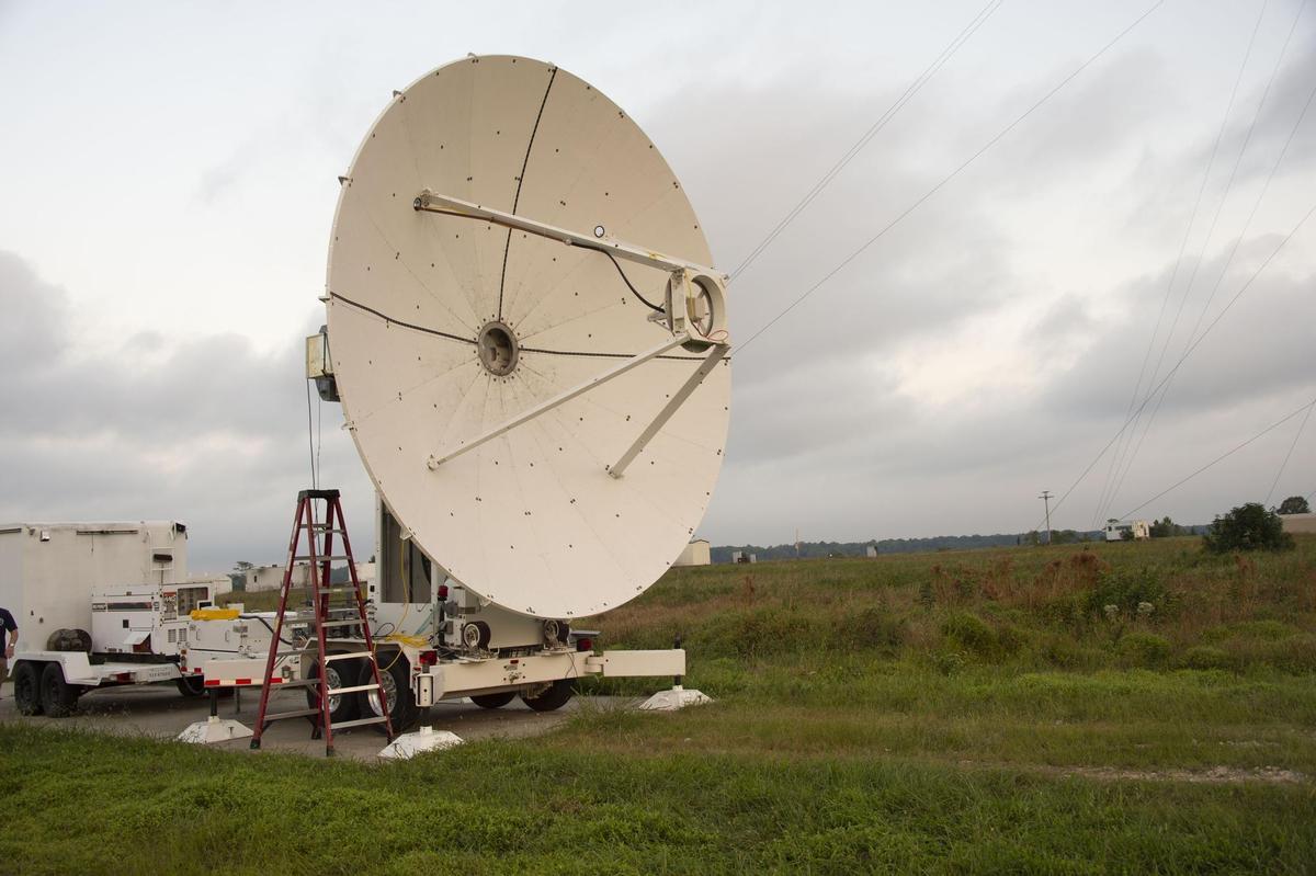 Un transmisor de microondas parabólico apunta a una antena rectificadora como parte de la demostración de transmisión segura y continua de energía: microondas (SCOPE-M).