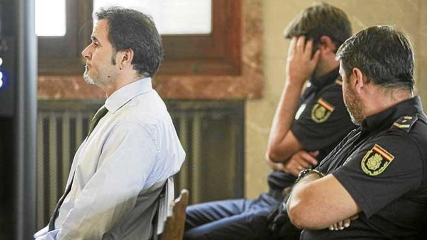 El acusado del crimen de Ángel Abad de dos disparos en su bar de Porto Cristo, ayer, en el banquillo de la Audiencia Provincial.