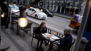 Una terraza en el centro de Madrid el día que se ha anunciado la ampliación del horario de apertura de los bares.