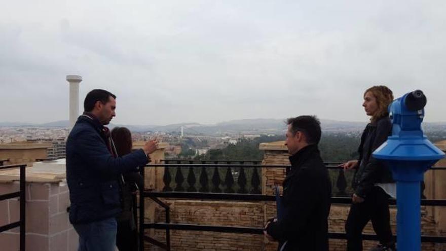 El edil de Turismo y la coordinadora de VisitElche en la torre.