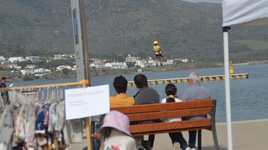 EN IMATGES | La tirolina sobre el mar aporta adrenalina a la Fira de l&#039;Espàrrec del Port de la Selva