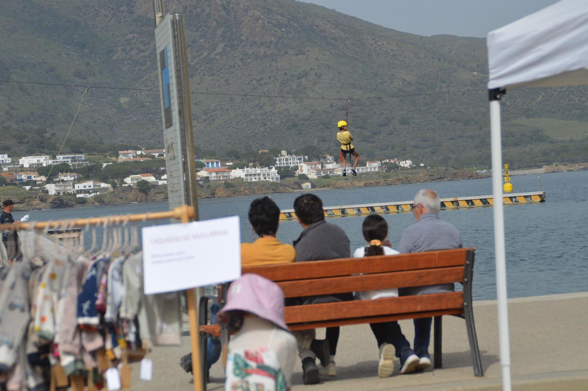 La tirolina sobre el mar aporta adrenalina a la Fira de l&#039;Espàrrec del Port de la Selva