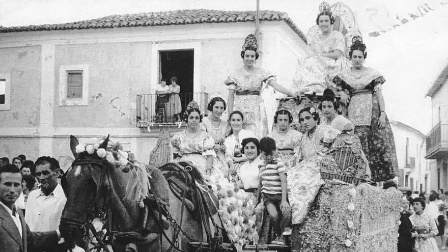 Canet vuelve a sacar a la calle las imágenes de su historia en sus ‘Balcons amb història’