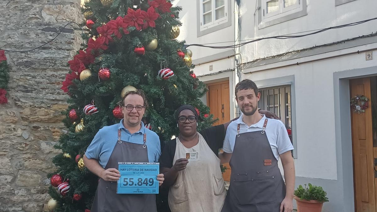 Por la izquierda, Jesús Tamargo, Carmen Lopes y David Pérez, del bar Antón de Castropol con el décimo premiado.