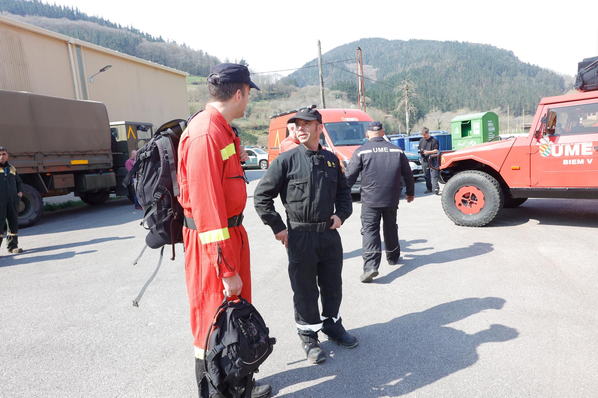 Dura lucha contra los incendios de Tineo y Valdés