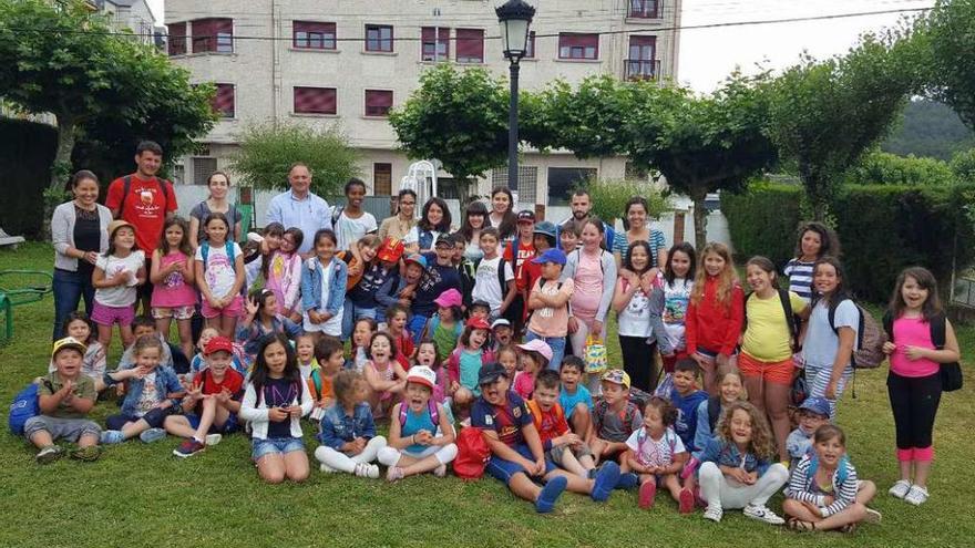 Segundo turno del campamento de Vila de Cruces  |  En el día de ayer daba comienzo la segunda tanda del campamento urbano de Vila de Cruces, que acoge a 70 niños hasta el viernes 22. El campamento, que se desarrolla durante los quince días de 10.30 a 13.30 de la mañana, tiene un precio de 20 euros y contempla numerosas actividades a cubierto, como manualidades y juegos, y también en el exterior, con salidas al campo y visitas. Vila de Cruces despidió el pasado viernes a otros 70 niños, con una visita a la plaza consistorial, del primer turno del campamento que pertenece al programa de conciliación estival.