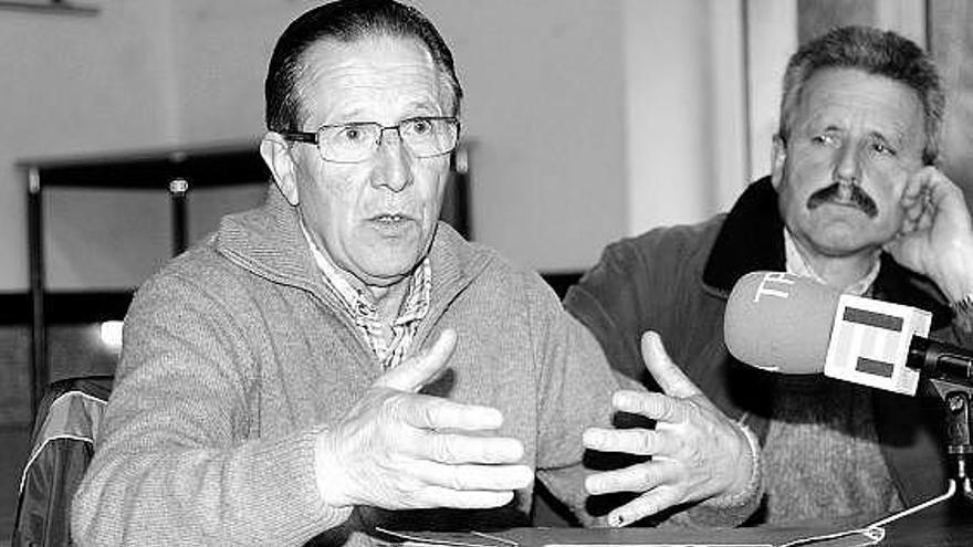 Cueto -izquierda- y Jacinto Ordóñez, directivo del colectivo de ganaderos.