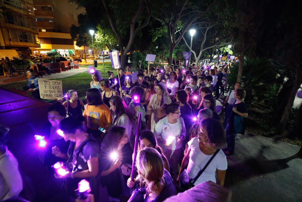 La marcha violeta ilumina las calles de Ibiza.