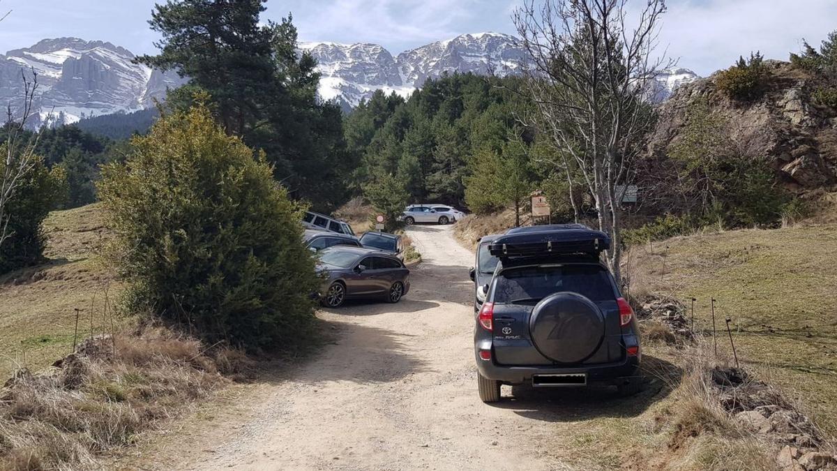 Vehicles estacionats al camí d’accés al Prat de Cadí, al pobl d’Estana | PARC DEL CADÍ