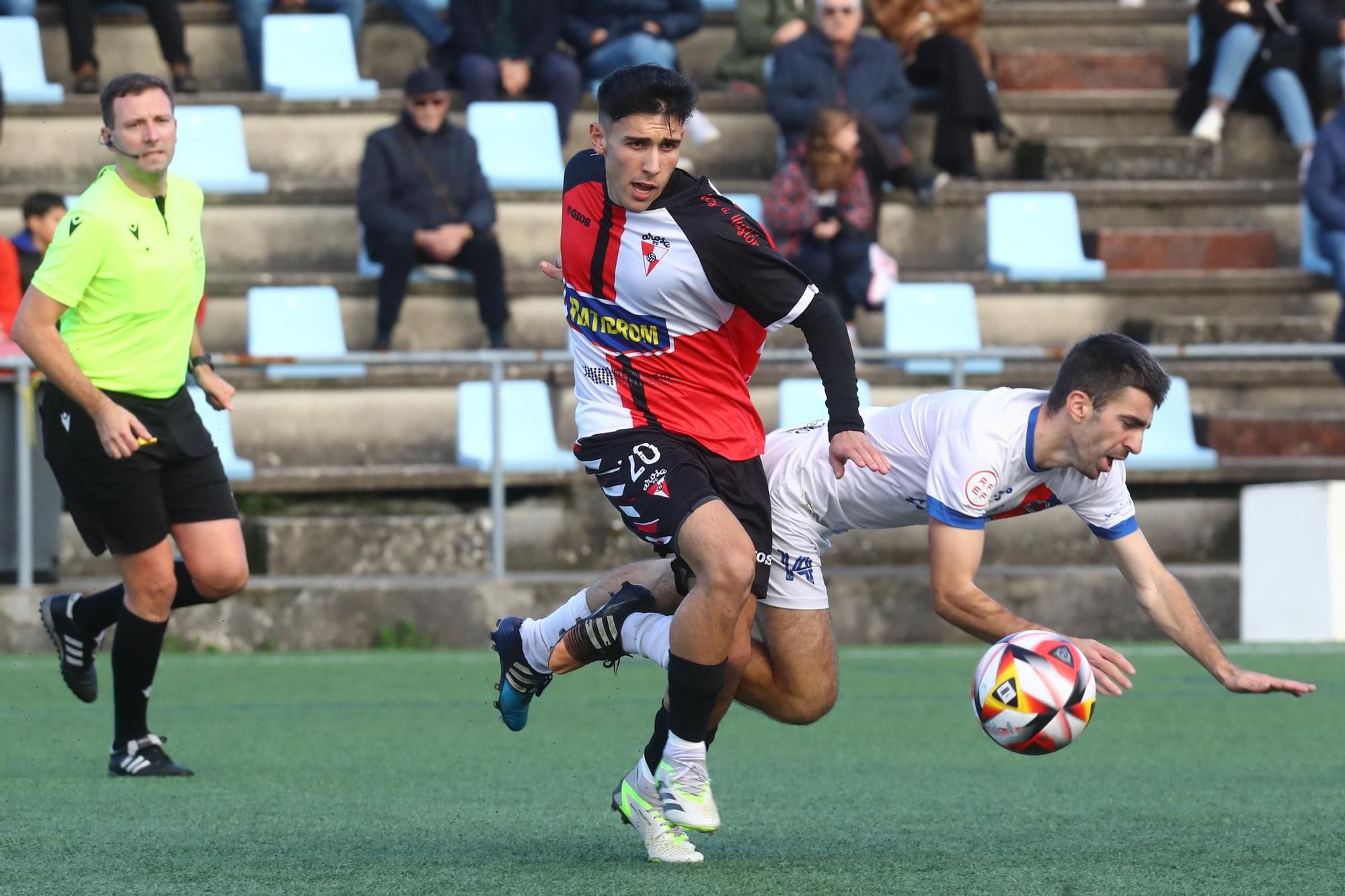 Las mejores imágenes de la victoria del Arosa ante la Unión Deportiva Ourense (1-0)