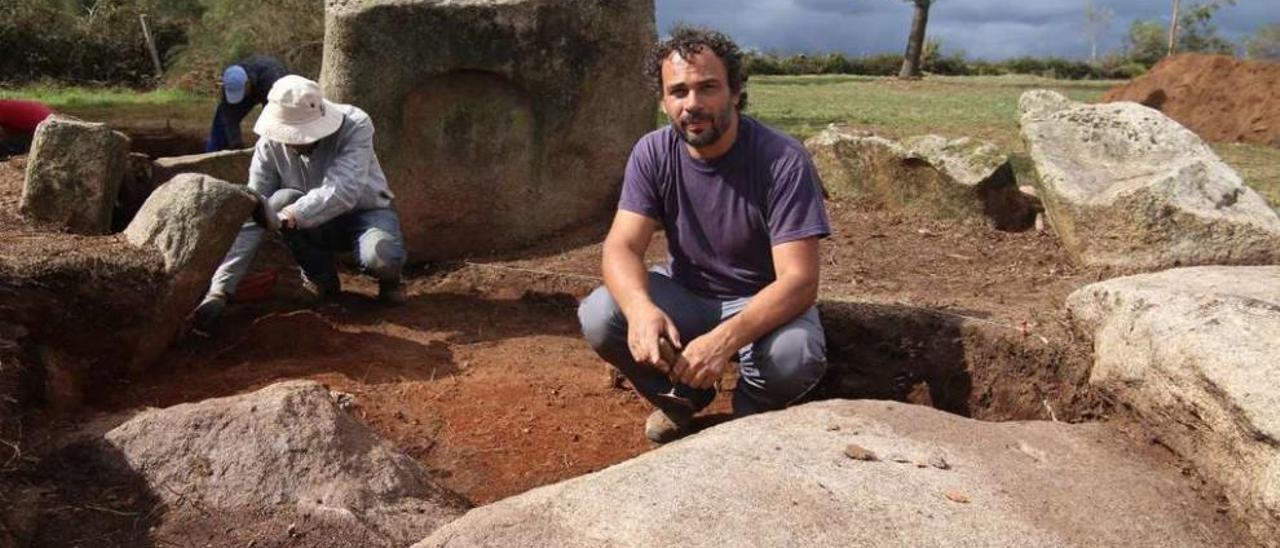 El arqueólogo Manuel Lestón posa en la cámara poligonal del yacimiento del Altar do Sol de Alperiz. // Bernabé/Gutier