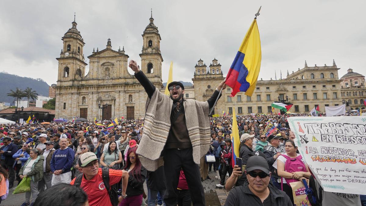 Los simpatizantes de Petro presionan en las calles al Senado para que no rechace la reforma laboral