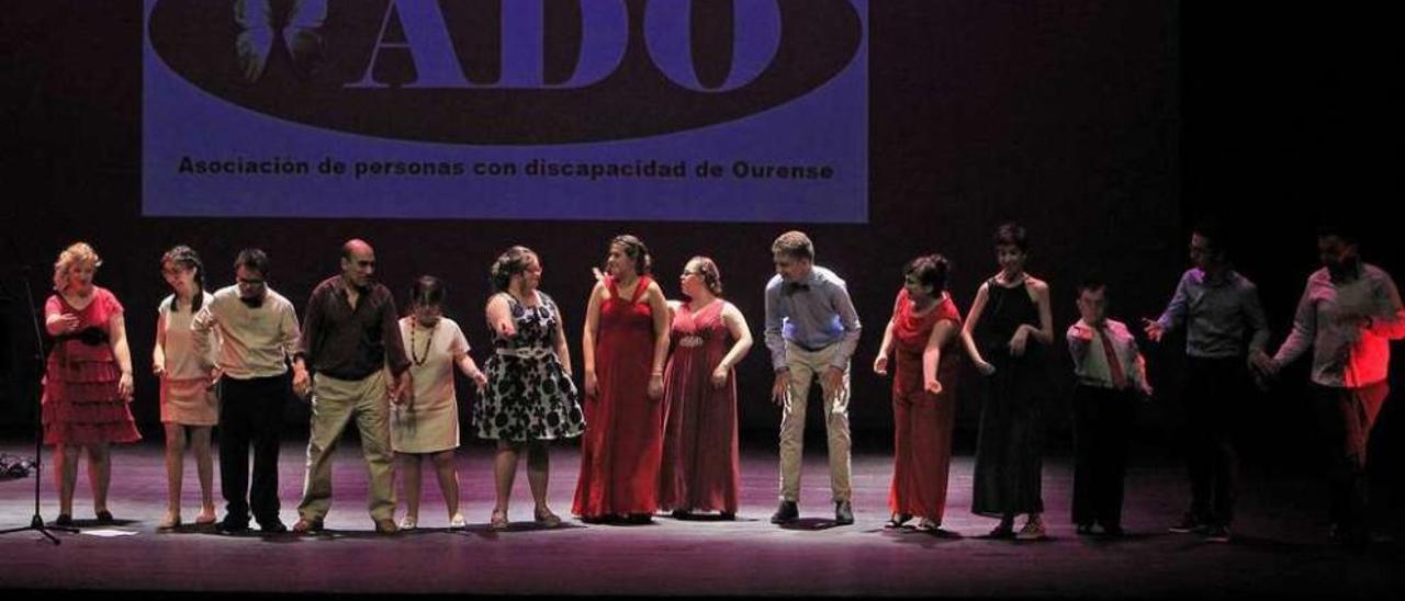 Coreografía de quince personas con diversidad funcional, al ritmo de la música de Emilio Rúa. // J. Regal