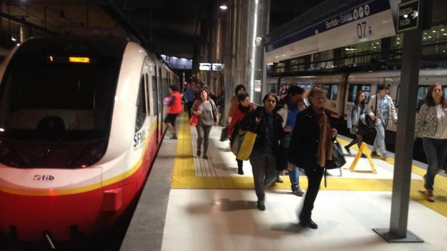 Un grupo de usuarios baja de un tren en la estación de Palma, el pasado viernes.