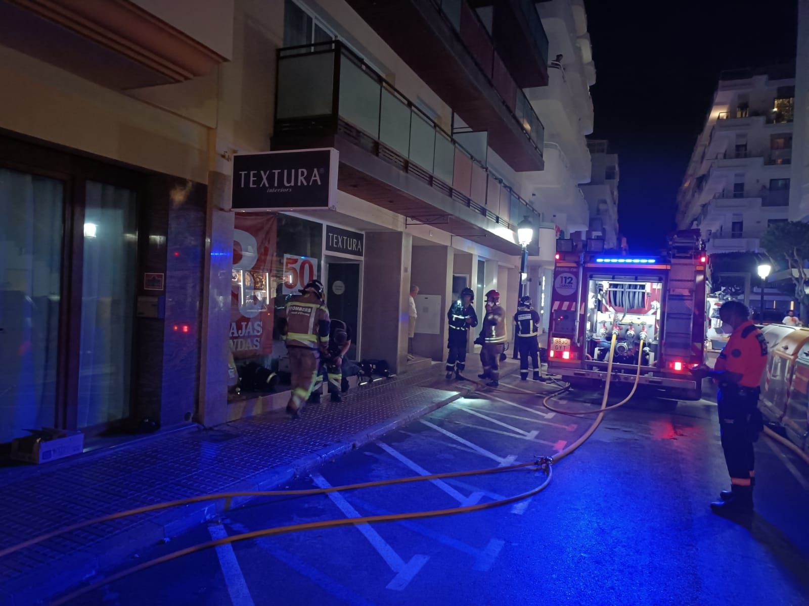 Un incendio en dos establecimientos obliga a desalojar tres edificios en Santa Eulària