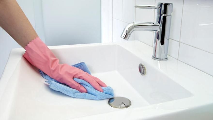 Así es como puedes desinfectar las bayetas que usas para limpiar la casa