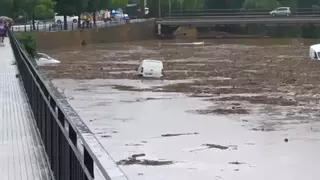 El rio Cardener baja arrastrando coches a su paso por Súria