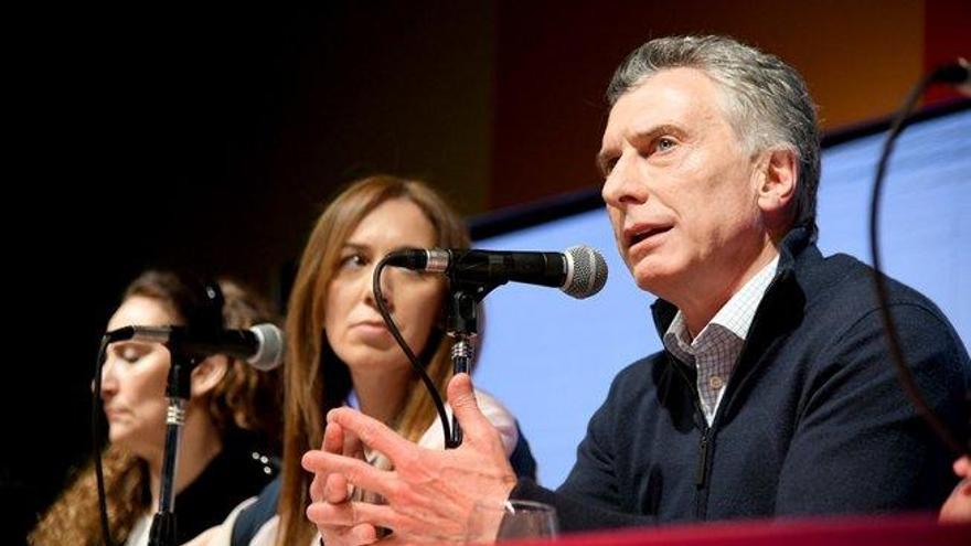 Macri elimina el IVA a alimentos básicos para hacer frente a la crisis económica