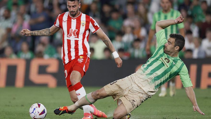 El Betis derrota al Almería y mete presión a la Real Sociedad
