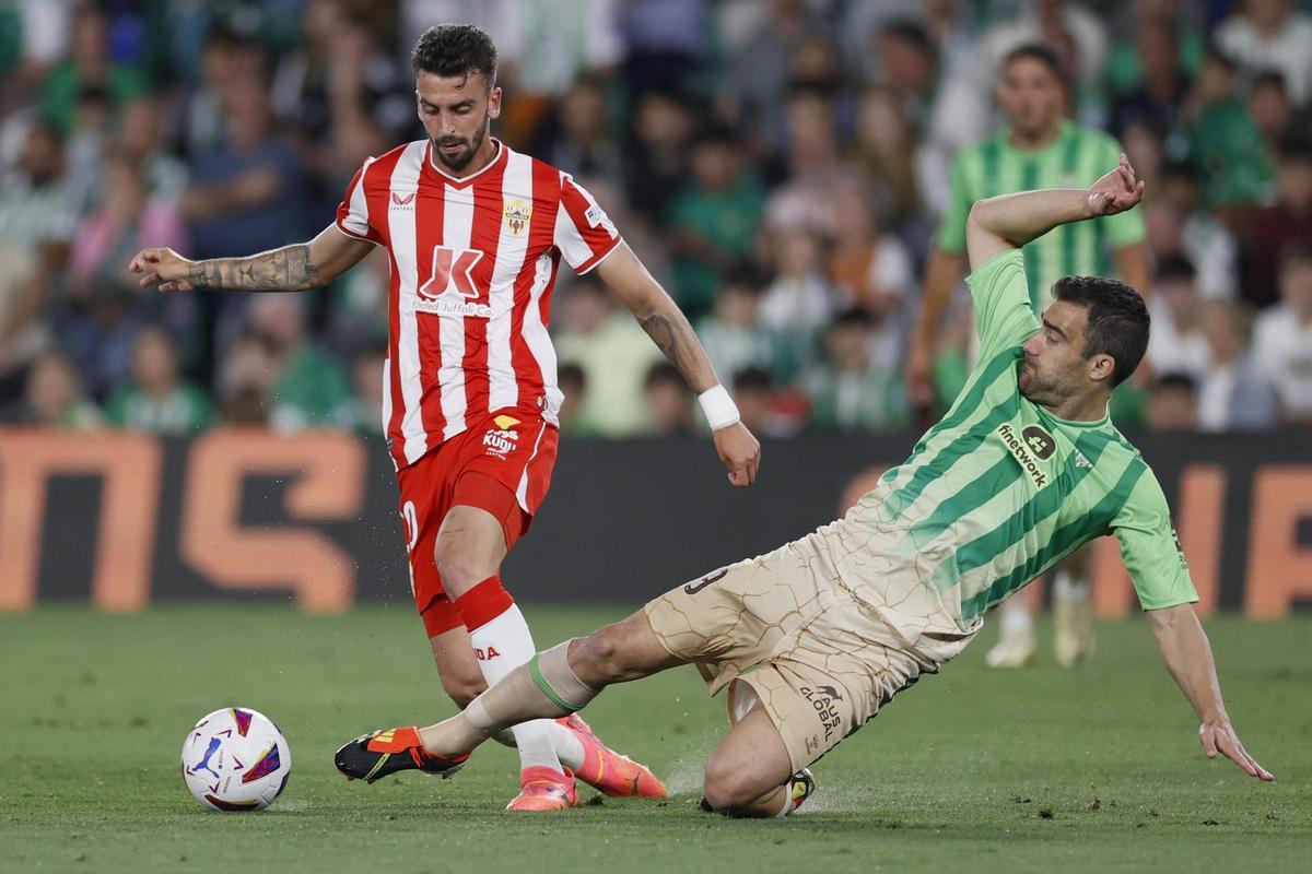 El Betis se deshace del Almería por 3-2.