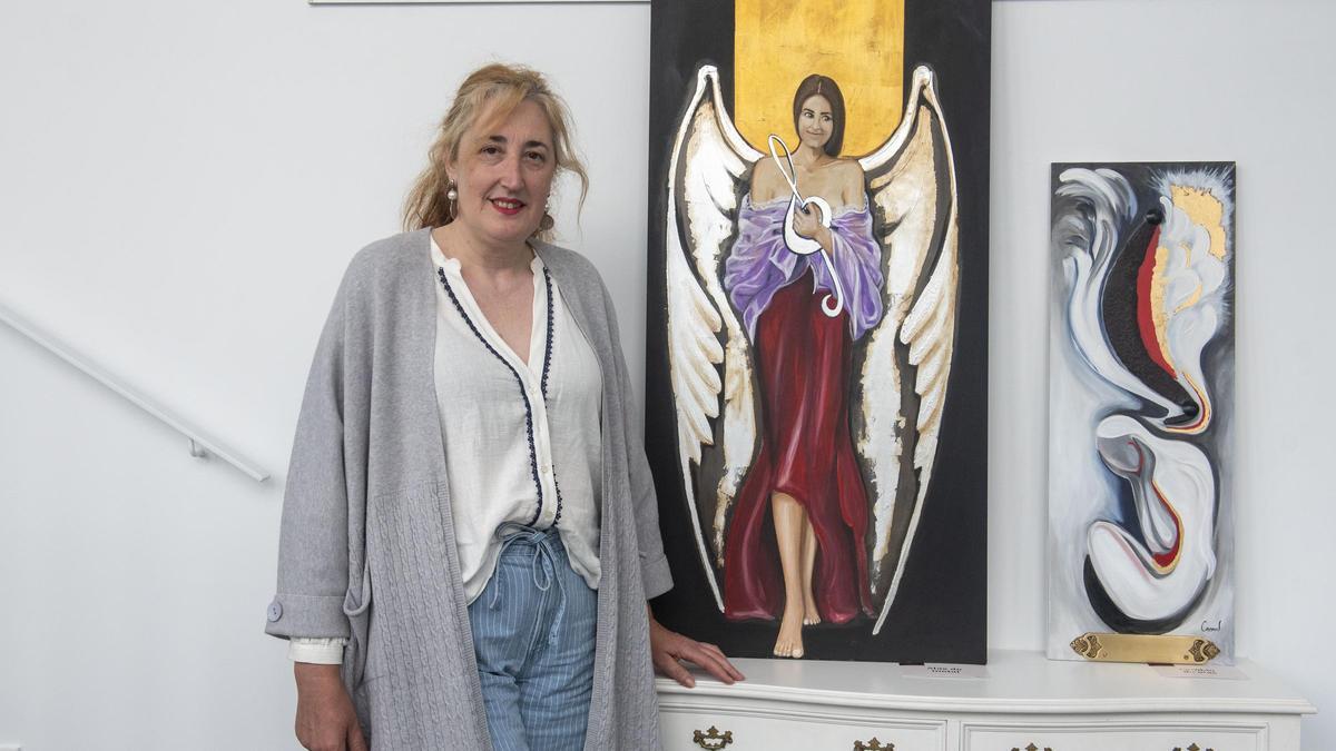 Ramona Pérez, xunto a unha das obras da exposición.
