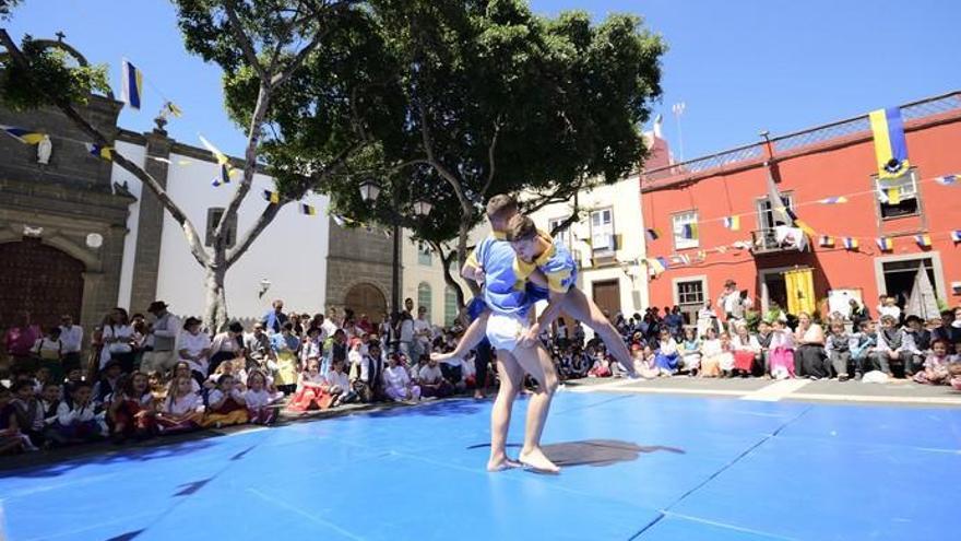 Celebración de diversos colegios del Día de Canarias en la plaza de Santo Domingo de Vegueta