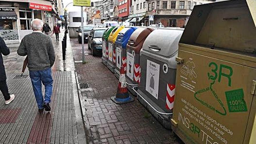 Contenedores de basura ubicados en la Avenida de Fisterra de Arteixo.