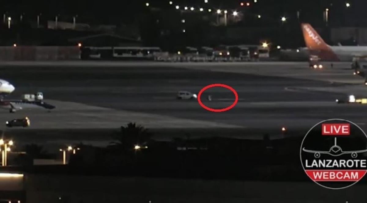 Dos vehículos tratan de interceptar la rueda sin control, el pasado sábado, en la plataforma de estacionamiento de aviones en el Aeropuerto César Manrique Lanzarote