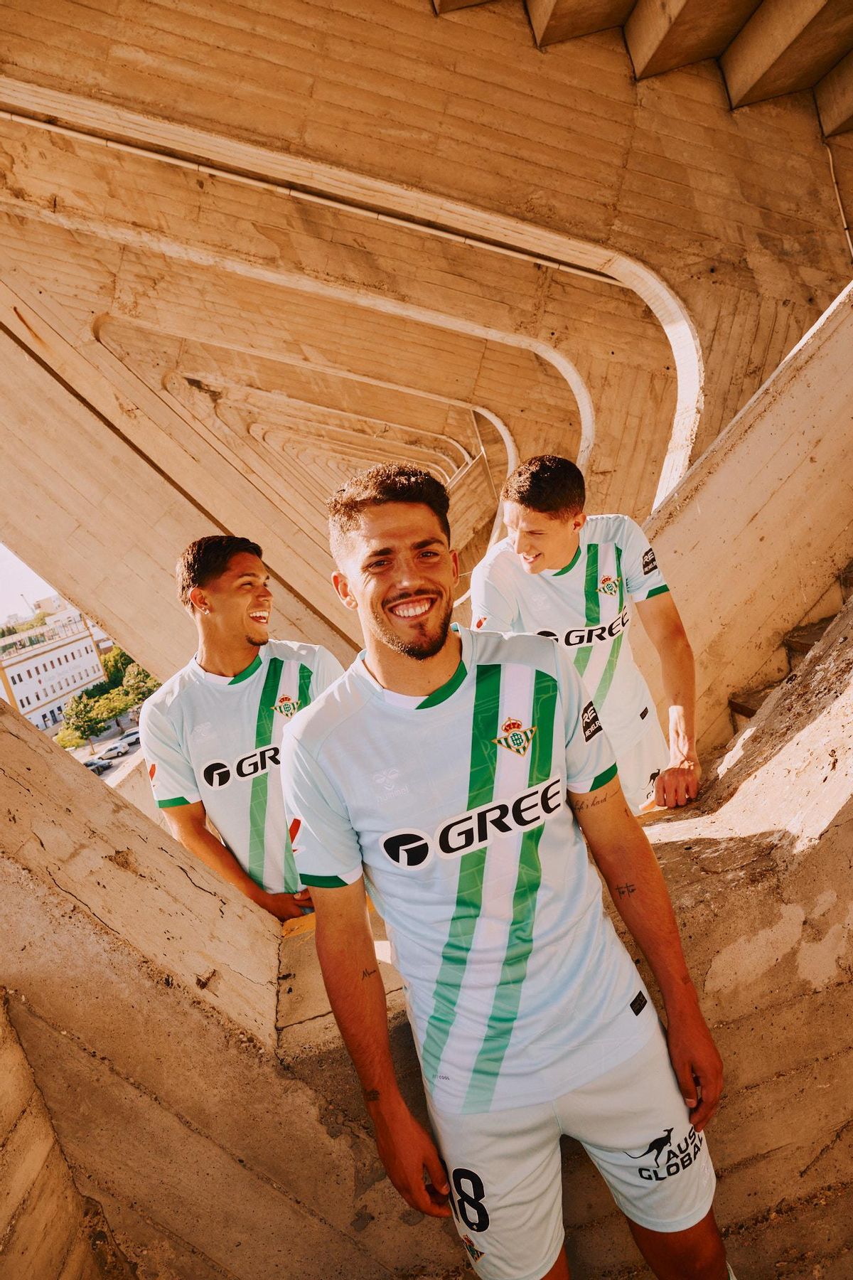 Cucho Hernández, Pablo Fornals y Sergi altimira posan en la Grada de Preferencia del Benito Villamarín con la segunda equipación