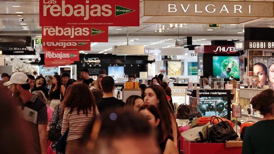 Calles vacías y centros comerciales a reventar en el primer día de rebajas