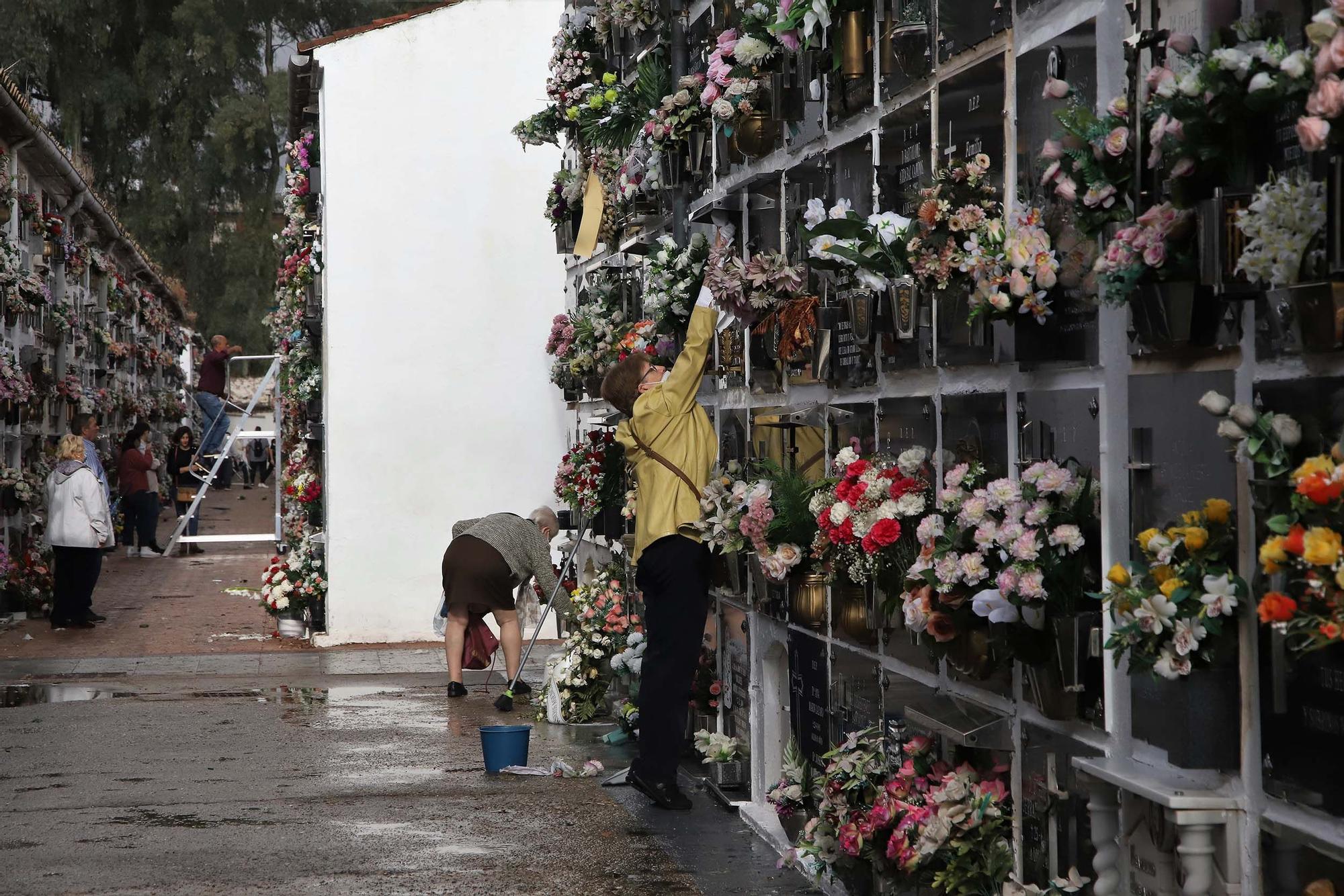 La lluvia da tregua en Córdoba para un día de visita a los cementerios sin bulla