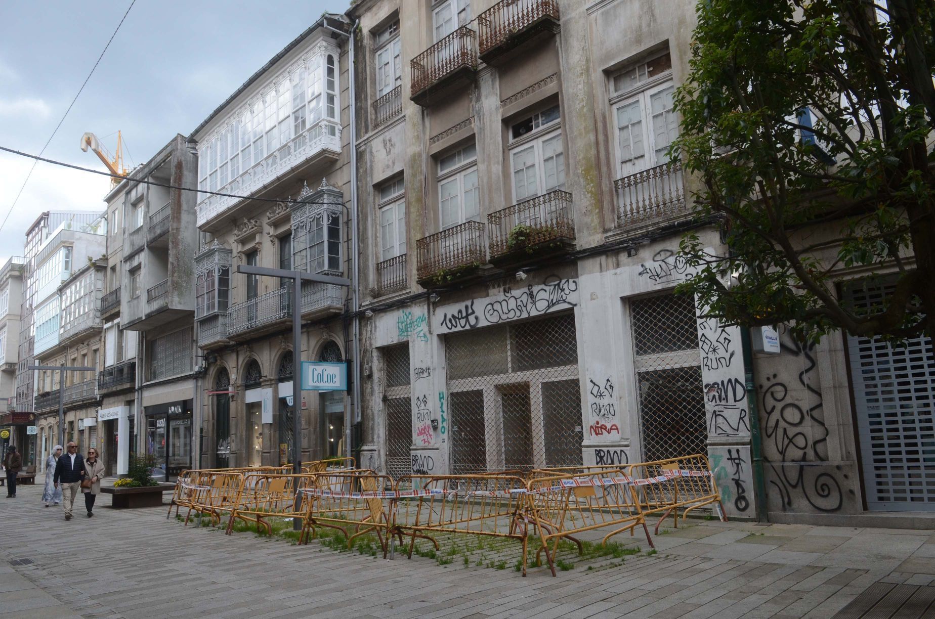 Una de las zonas del centro de Vilagarcía en la que proliferan las vallas.