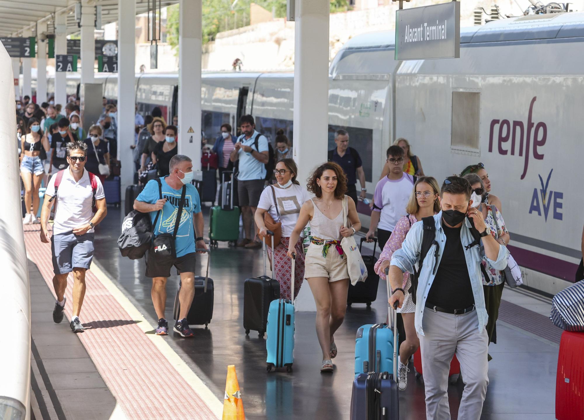 Llegadas de turistas en AVE desde Madrid y compra de billetes en la estación de Alicante