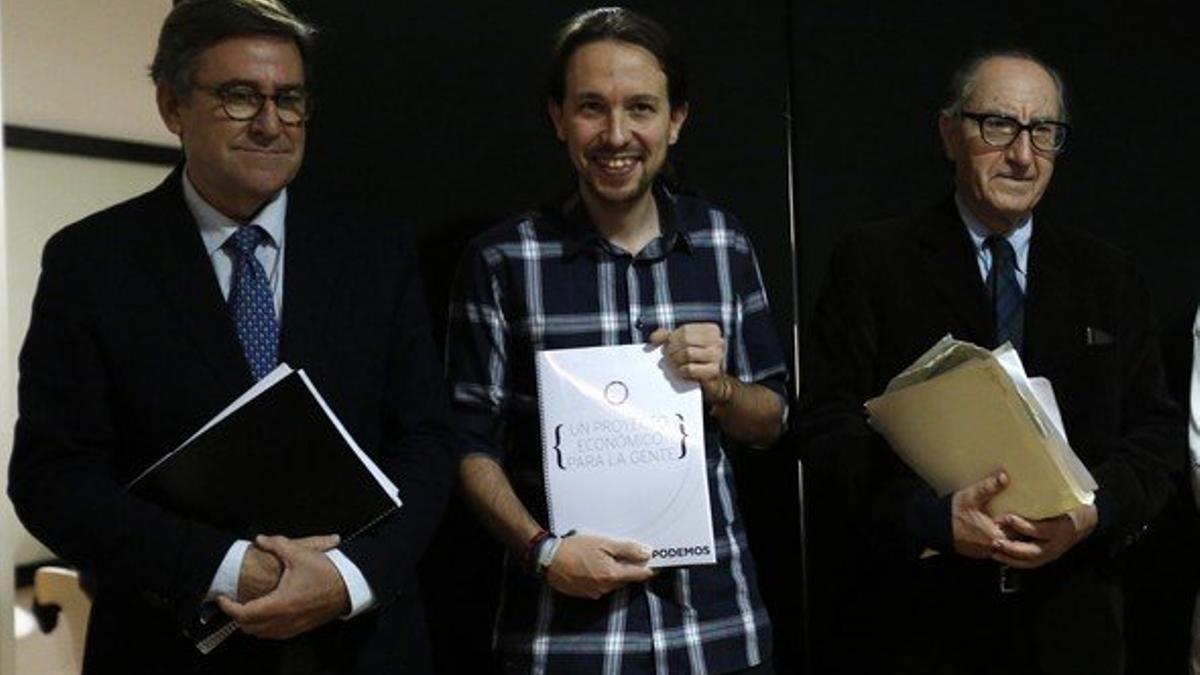 Pablo Iglesias (centro), entre los economistas Juan Torres (izquierda) y Vicenç Navarro, este jueves. 