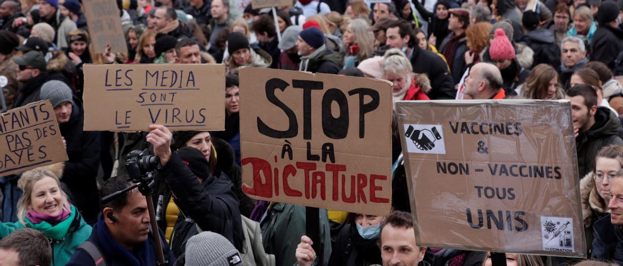 Unas 8.000 personas se manifiestan en Bruselas contra las medidas anticovid