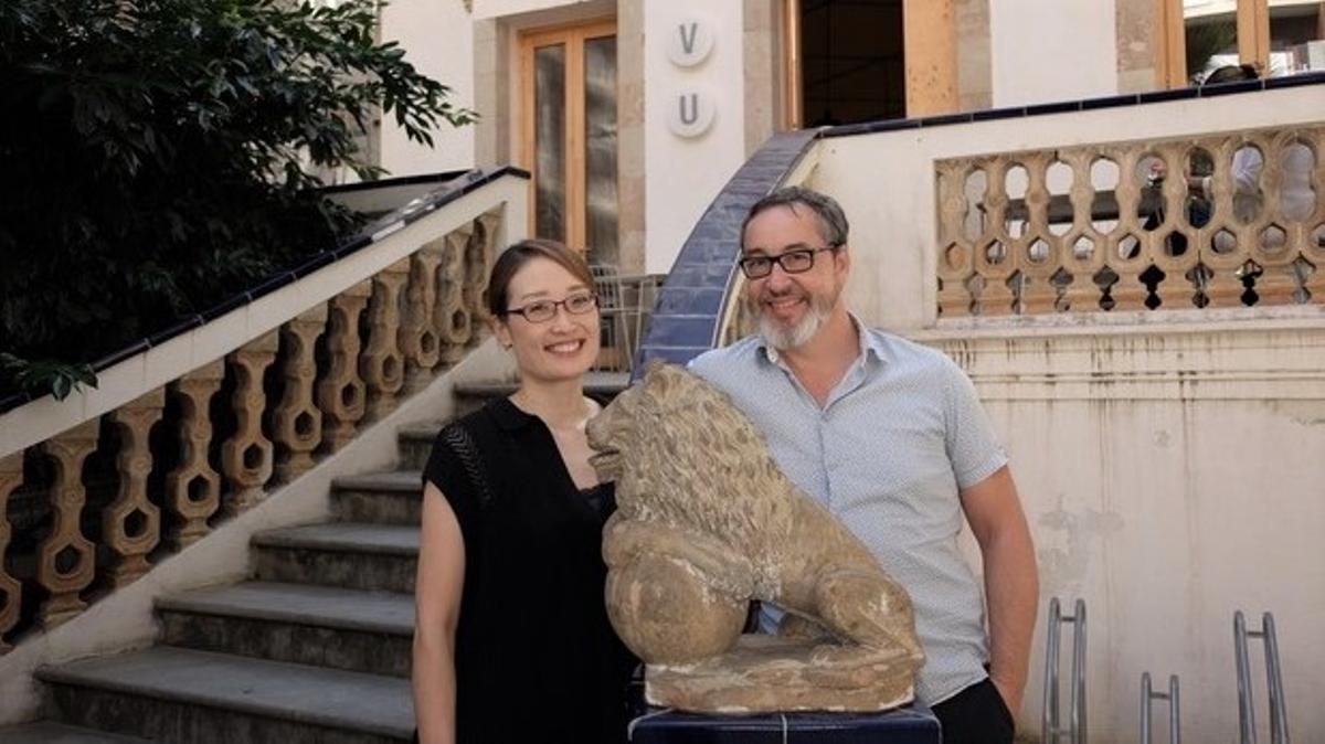 Aya Hanaka y Daniel Casanova, en la terraza de la cafetería-restaurante Kasa Hanaka.