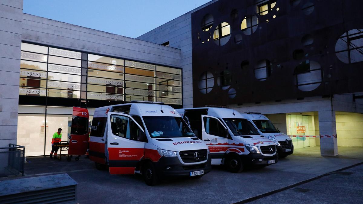 Ambulancias ante el centro para personas con discapacidad neurológica (Credine) de Langreo