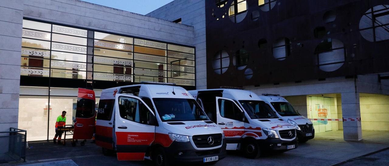 Ambulancias ante el centro para personas con discapacidad neurológica (Credine) de Langreo